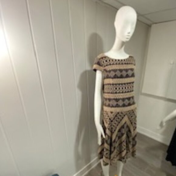 Anne Klein Textured Lace Beige & Black Dress in Size 12 - Picture 2 of 7